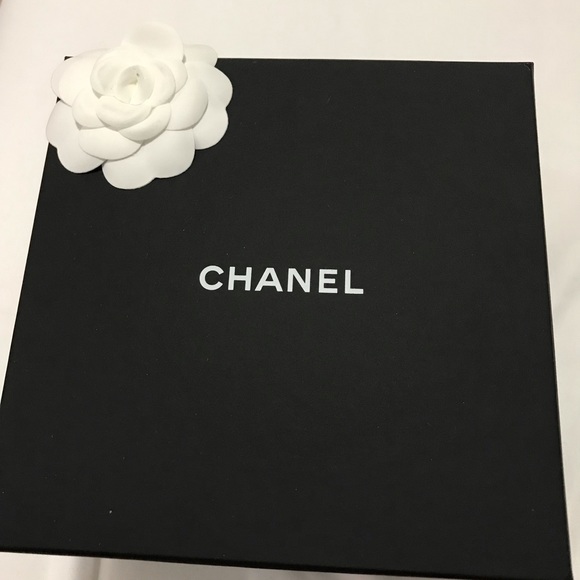 Chanel vanity case purse - Picture 2 of 6